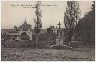 carte postale ; Bidache (Basses-Pyrénées) - La Croix du Champ de foire - Pavillon et Château