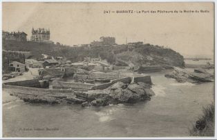 carte postale ; Biarritz - Le Port des Pêcheurs de la Roche du Basta
