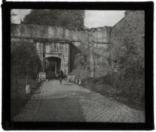 plaque de verre photographique ; Bayonne - Vieille femme sur un âne à la porte de Mousserolles