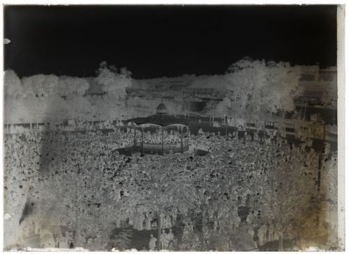 plaque de verre photographique ; Bayonne - La Musique de la garde républicaine en concert sur la place d'armes