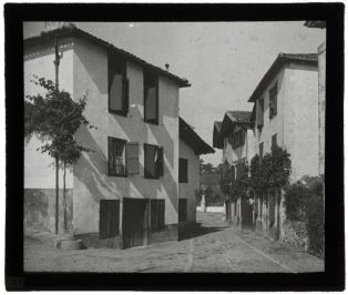 plaque de verre photographique ; Espelette - Maison et croix dans un rue