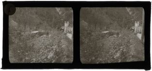 plaque de verre photographique ; Macaye - Mendionde - Vue générale avec le pont sur la Nive