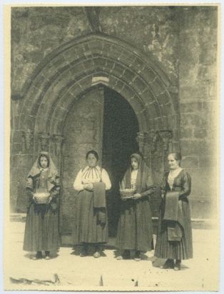 tirage photographique ; Femmes de la vallée d'Aezkoa devant la porte de l'église