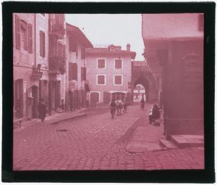 plaque de verre photographique ; Saint-Jean-Pied-de-Port - Vieille rue et porte du marché (remparts)