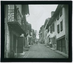 plaque de verre photographique ; Saint-Jean-Pied-de-Port - Vieille rue