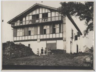 tirage photographique ; Maison Olhagaraya à Helbarron (Saint-Pée-sur-Nivelle)
