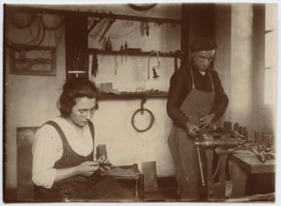 tirage photographique ; Jean Ainciart et sa fille fabriquant un makila