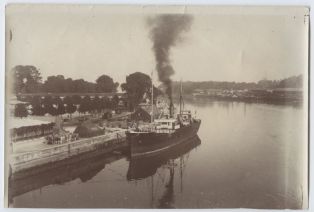 tirage photographique ; Bateau à vapeur amarré devant la place d'Armes à Bayonne