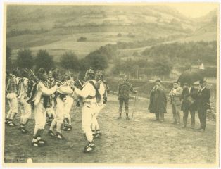 tirage photographique ; Danseurs d'Ochagavia et les musiciens