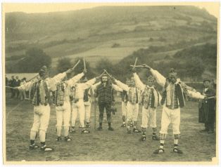 tirage photographique ; Danseurs d'Ochagavia, procession de la vierge de Muskilda