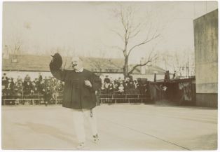 tirage photographique ; Anglet - Ferdinand Joannotéguy, chanteur de points salue la foule au fronton du Brun