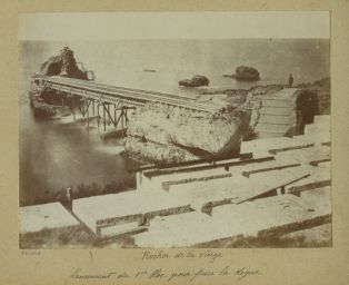tirage photographique ; Biarritz - Pose du premier bloc de la construction de la digue