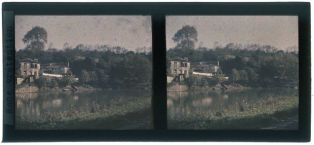 plaque de verre photographique ; Vieilles maisons au bord de la Nive