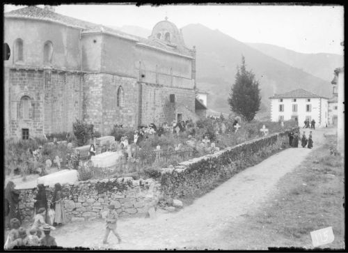 plaque de verre photographique ; Bidarray - Sortie de messe