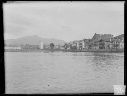 plaque de verre photographique ; Ciboure - Vue du phare et du quai Ravel