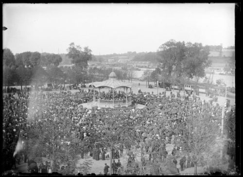 plaque de verre photographique ; Bayonne - La Musique de la garde républicaine en concert sur la place d'armes