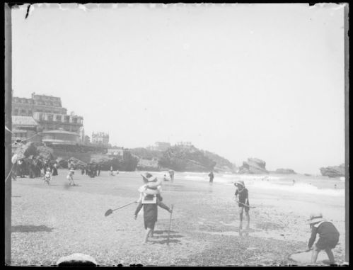 plaque de verre photographique ; Biarritz - Enfants jouant sur la grande plage