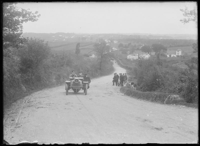 plaque de verre photographique ; Pays Basque ? - Automobile sur une route de campagne