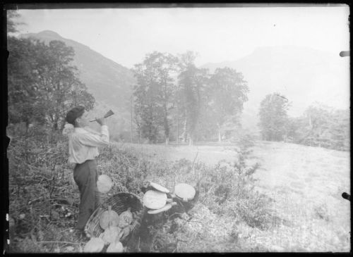 plaque de verre photographique ; Chasse à la palombe, jeune soufflant dans une trompe