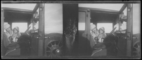 plaque de verre photographique ; Une femme et une fillette dans une automobile
