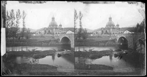 plaque de verre photographique ; Le sanctuaire de Saint-Ignace de Loyola (vue depuis la rivière)