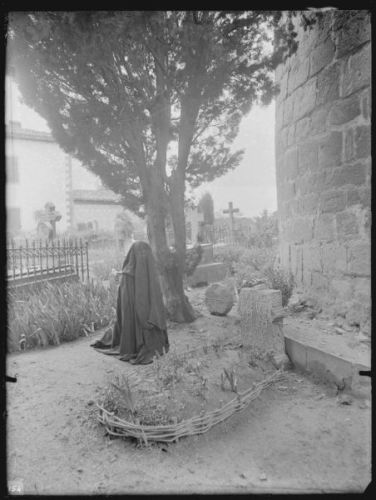 plaque de verre photographique ; Ainhoa - Femme en prière dans un cimetière