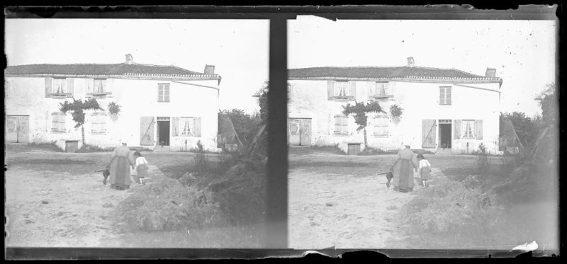 plaque de verre photographique ; Frosine devant sa maison