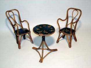 table (miniature) ; fauteuil (miniature)