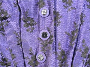 caraco 1890 à fleurs noires sur fond violet quadrillé (titre factice)