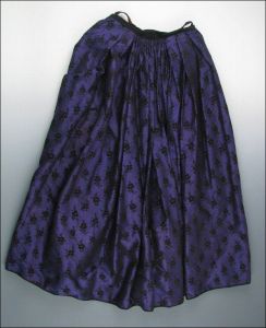 jupe 1890 à fleurs noires sur fond violet quadrillé (titr...