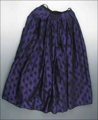 jupe 1890 à fleurs noires sur fond violet quadrillé (titre factice)