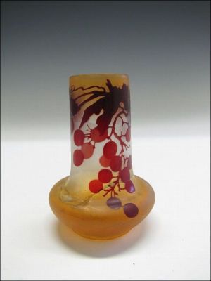 vase à décor de vigne (titre factice)