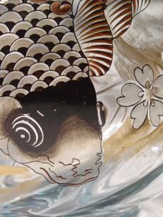 Ce vase art nouveau (AN049009) du Musée du verre et du cristal de Meisenthal est inspiré d'une oeuvre à la carpe d'Hokusaï (voir l'estampe inventaire n°EO 1901 du musée national des Arts asiatiques, Guimet, Paris ou l'estampe du British Museum, inventaire n°1927-4. 13. 014)