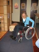 Une personne en fauteuil roulant teste l'accessibilité de l'un des musées.