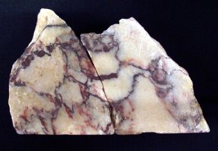 Marbre (fragment) ; Pavonazzetto (marbre blanc à veines violettes) (2009-1-14)