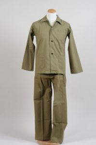 Pyjama (ensemble) ; veste de pyjama (1) ; pantalon de pyjama (1) (1986.05/0172.0)