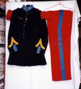 uniforme ; pantalon ; veste ; uniforme militaire ; uniforme Saint Cyrard (81.5.3)