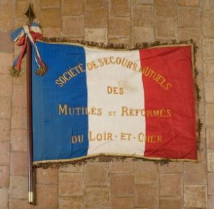 drapeau ; drapeau de la Société des Mutilés de guerre de Loir-et Cher ; Drapeau de la Société des Mutilés de guerre de Loir-et Cher (66.1.1 ; 72.1.1 (faux))