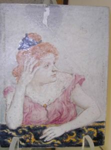 Jeune femme accoudée, céramique d’Ovide Scribe (2001-1-1)