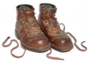 chaussures de soldat (paire) ; brodequins (1987.602)