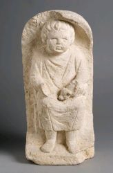 Enfant assis tenant un chien sur les genoux, stèle funéraire gallo-romaine, nécropole du Fin Renard, musée du Berry