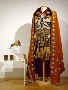 costume d'homme ; costume de Ponce Pilate ; Costume de Ponce Pilate (2007.4.3 ; Non déterminé)