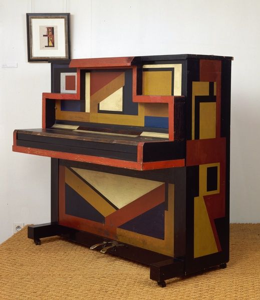 Piano à décor géométrique