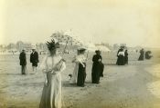 Les élégantes sur la plage