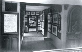 Intérieur du musée Benoît-de-Puydt de Bailleul avant 1914 - Couloir du premier