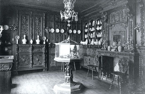 Intérieur du musée Benoît-de-Puydt de Bailleul avant 1914 - Salle des boiseries