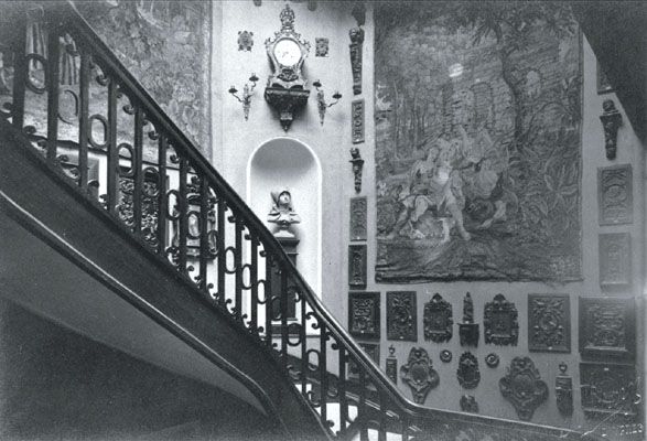 Intérieur du musée Benoît-de-Puydt de Bailleul avant 1914 - Escalier du rez-de-chaussée au premier étage