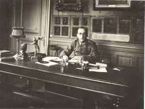 Hermann Burg ? au bureau du conservateur du musée de Valenciennes, vers 1917. Valenciennes, musée des Beaux-Arts, fonds Bauchond.