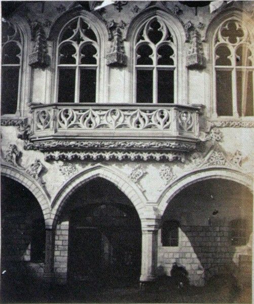 Arras. L'Hôtel de ville. La façade Est, le balcon.