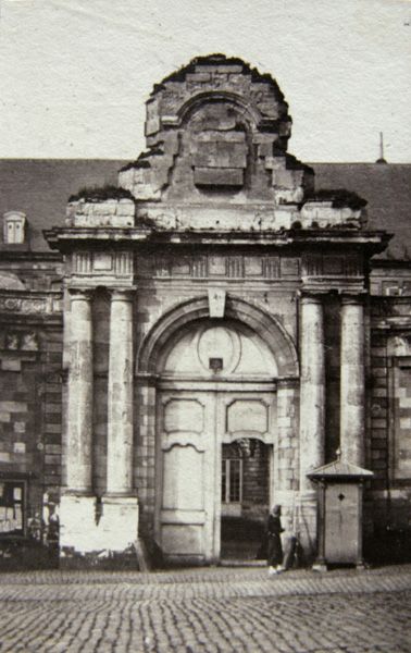 Arras. Le portail d'Honneur de l'abbaye Saint-Vaast avant les travaux de l'architecte Epellet.